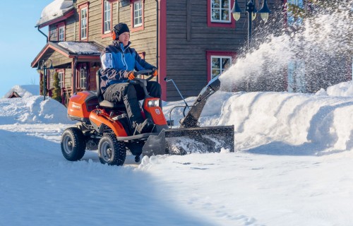 Husqvarna – ne tikai zāģē un pļauj, bet arī noder ziemā