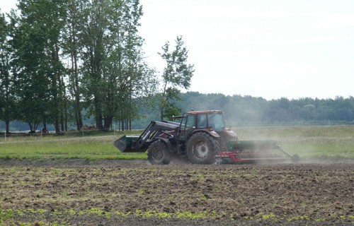 Vairāk nekā trīskārtīgi samazina akcīzes nodokli lauksaimniecībā izmantojamajai dīzeļdegvielai